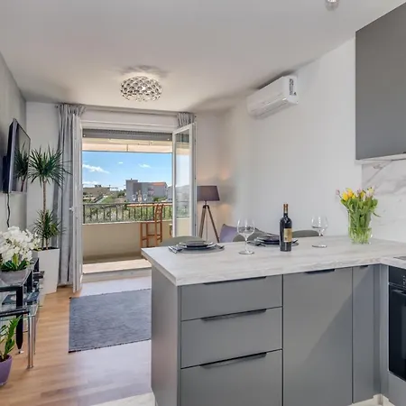 Searenity Apartment Split